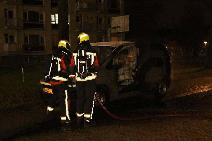 Busje volledig verwoest door brand