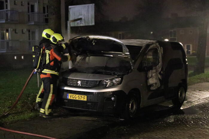 Busje volledig verwoest door brand