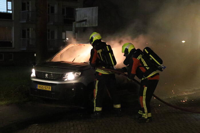 Busje volledig verwoest door brand