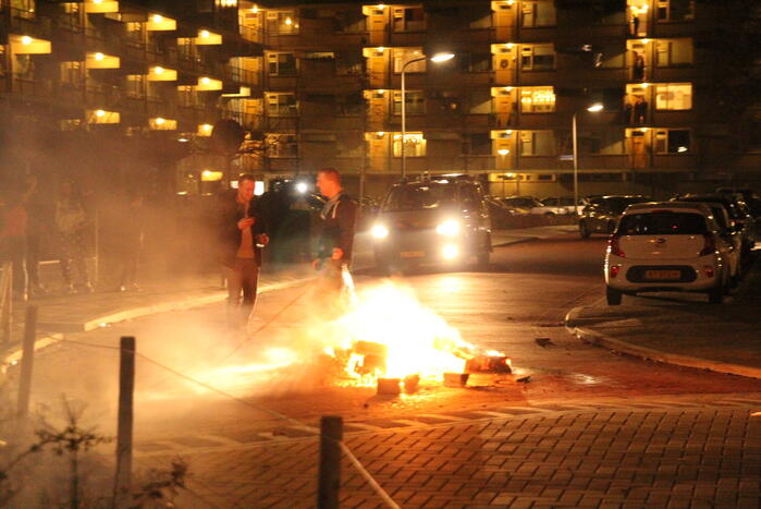 Brandweer blust brandende vuurwerkpotten