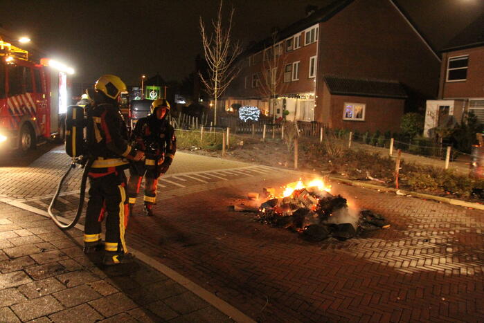 Brandweer blust brandende vuurwerkpotten