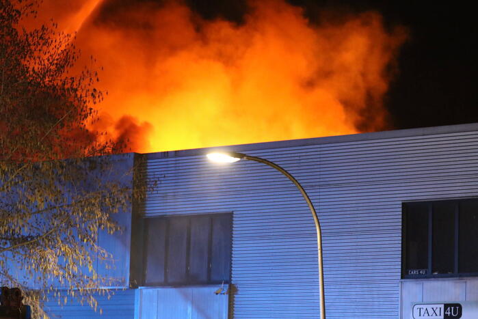 Uitslaande brand in bedrijfspand