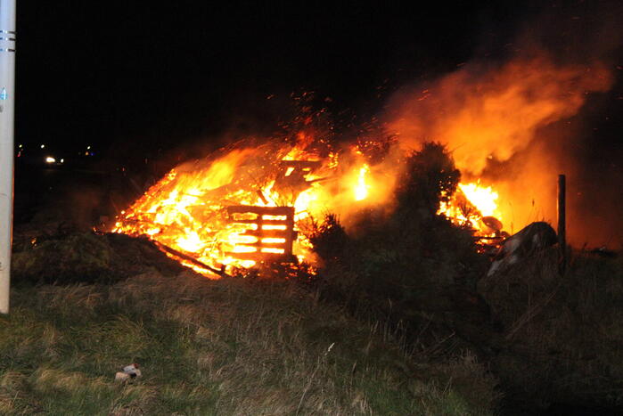 Flinke berg houtafval in brand