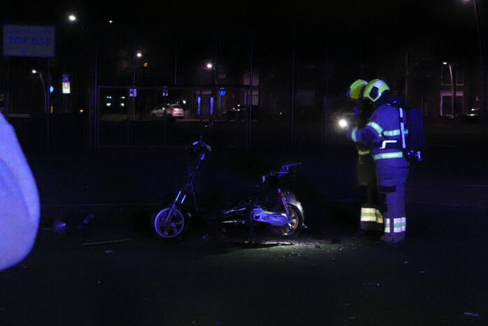 Brandweer blust brandende scooter