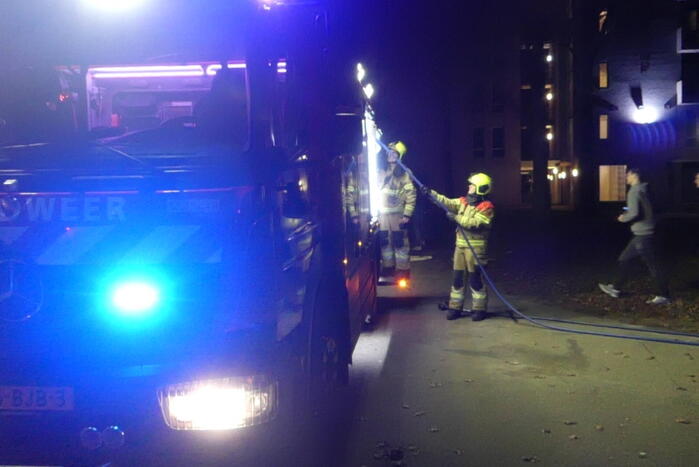 Brandweer blust brandende scooter