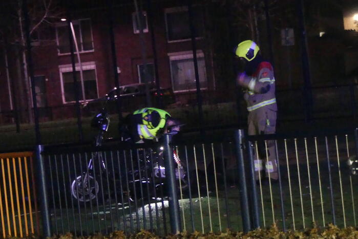 Brandweer blust brandende scooter