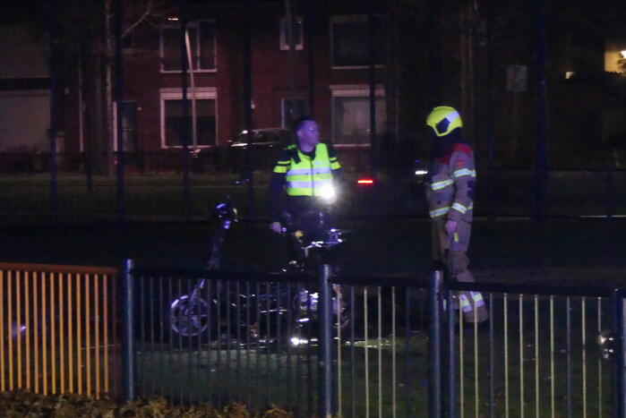 Brandweer blust brandende scooter