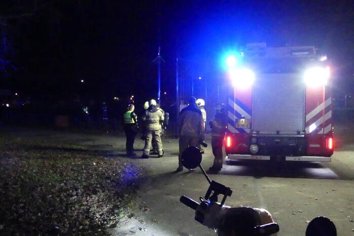 Brandweer blust brandende scooter