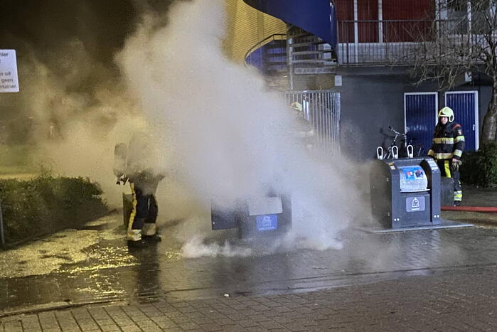 Brandweer blust brandende container