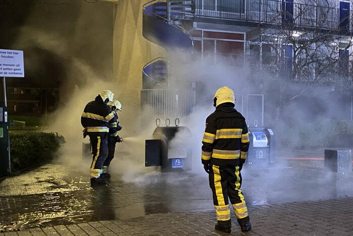Brandweer blust brandende container