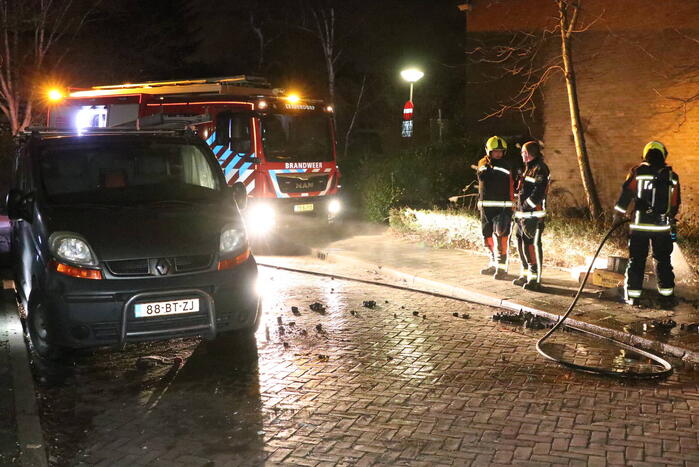 Brand in wielkast van bestelbus