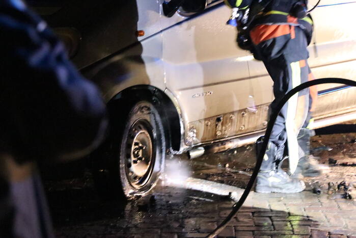 Brand in wielkast van bestelbus