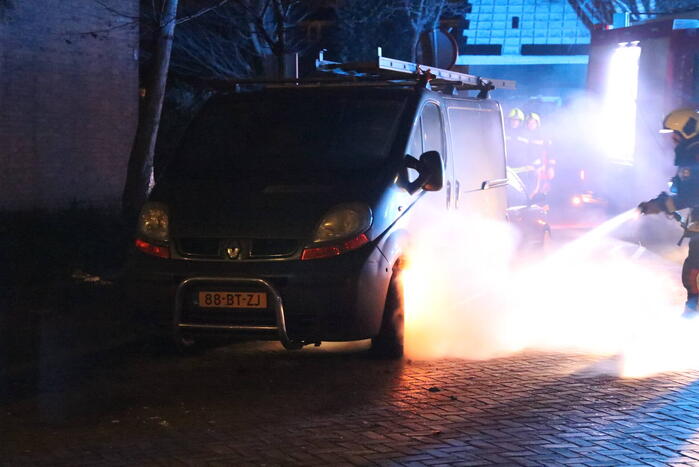 Brand in wielkast van bestelbus