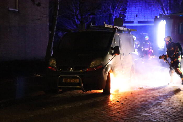 Brand in wielkast van bestelbus