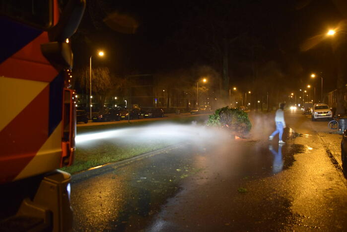 Brandweer zet waterkanon voor buitenrand
