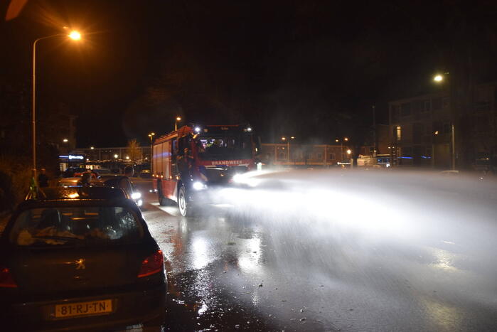 Brandweer zet waterkanon voor buitenrand