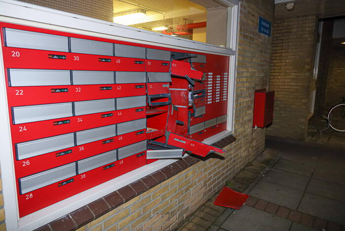 Brievenbus opgeblazen van flatgebouw