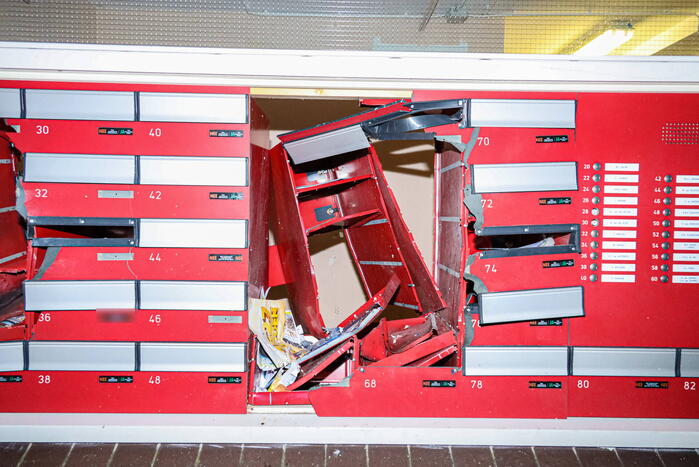 Brievenbus opgeblazen van flatgebouw