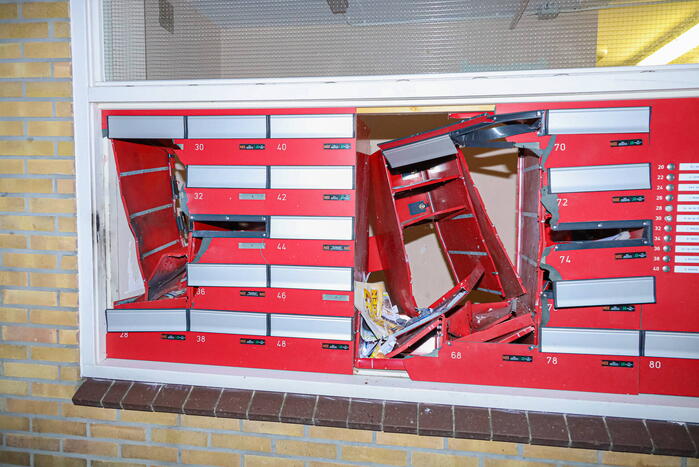 Brievenbus opgeblazen van flatgebouw