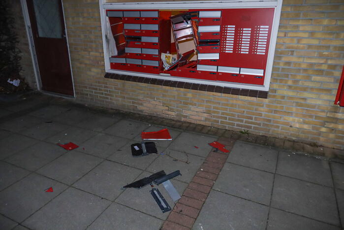 Brievenbus opgeblazen van flatgebouw