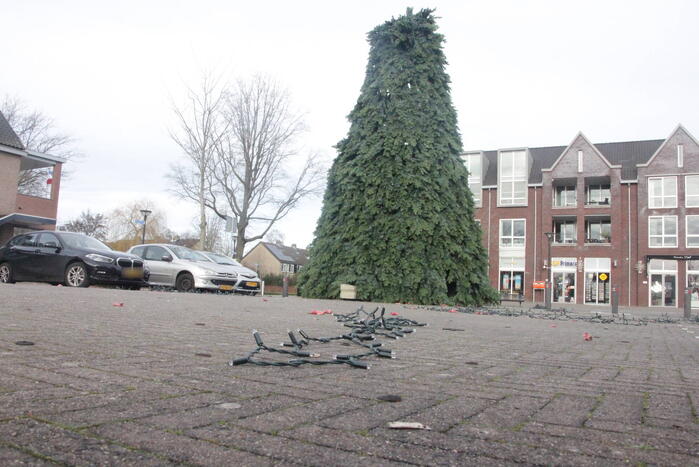 Grote gemeente kerstboom wederom vernield