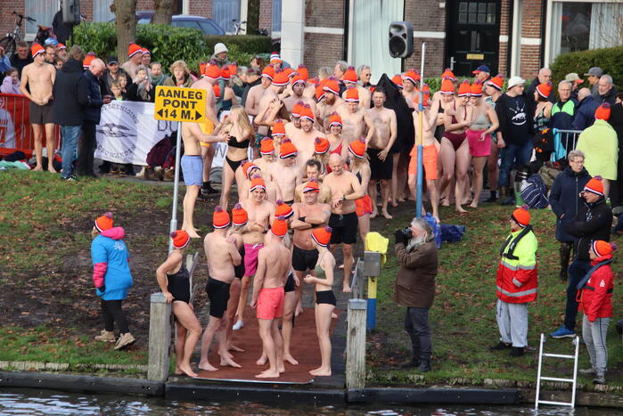 Grote drukte bij nieuwjaarsduik