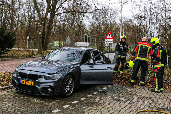 Geparkeerde auto flink beschadigd door brand