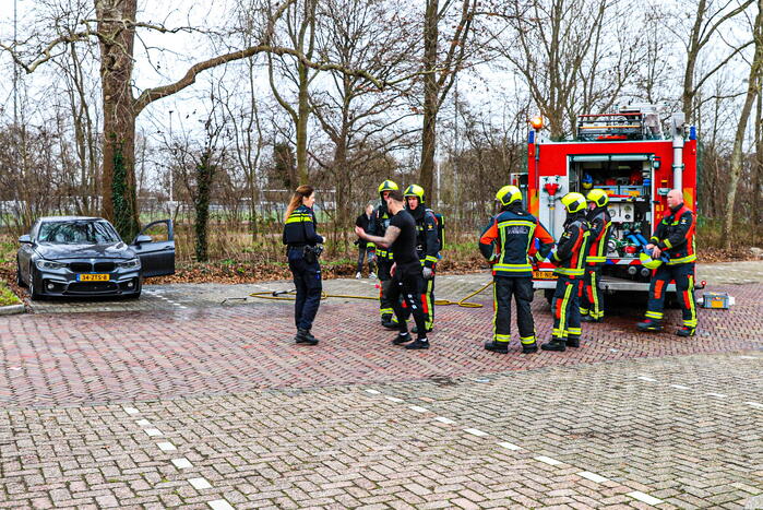 Geparkeerde auto flink beschadigd door brand