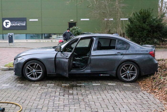 Geparkeerde auto flink beschadigd door brand