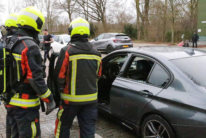 Geparkeerde auto flink beschadigd door brand