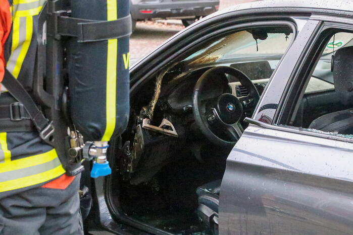 Geparkeerde auto flink beschadigd door brand