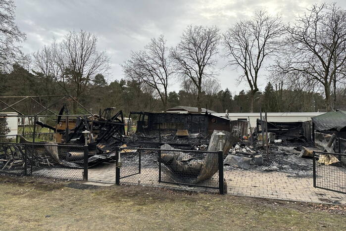 Chalet brandt volledig uit op vakantiepark Peter Gillis