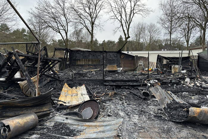 Chalet brandt volledig uit op vakantiepark Peter Gillis