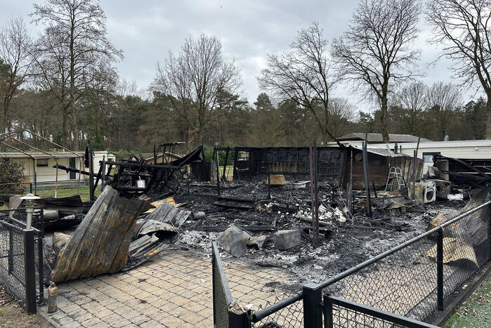 Chalet brandt volledig uit op vakantiepark Peter Gillis