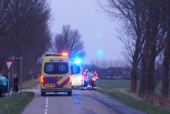 Persoon belandt onder paard na val en raakt zwaargewond