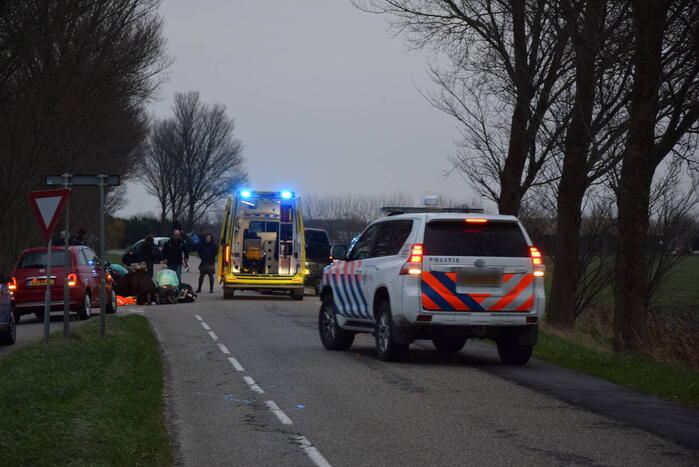 Persoon belandt onder paard na val en raakt zwaargewond