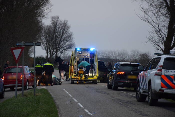 Persoon belandt onder paard na val en raakt zwaargewond
