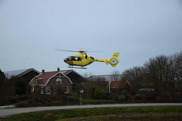 Persoon belandt onder paard na val en raakt zwaargewond