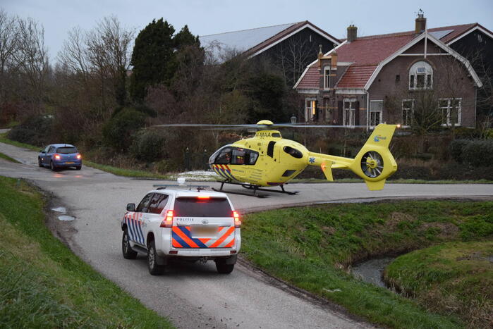 Persoon belandt onder paard na val en raakt zwaargewond