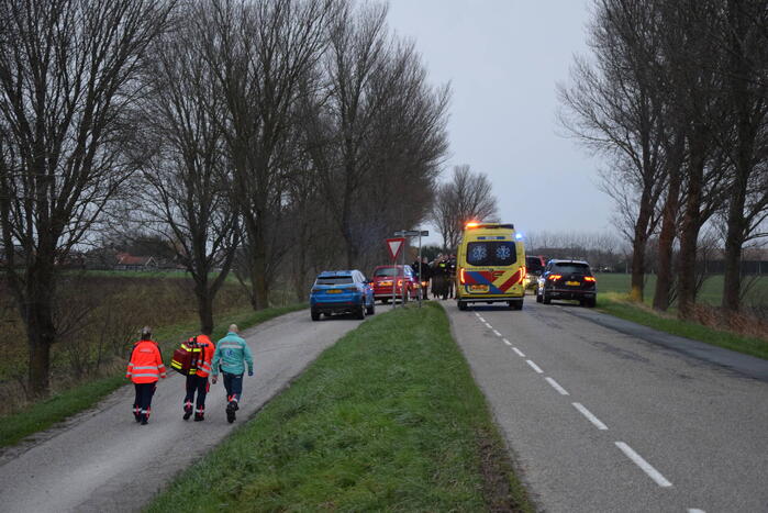 Persoon belandt onder paard na val en raakt zwaargewond