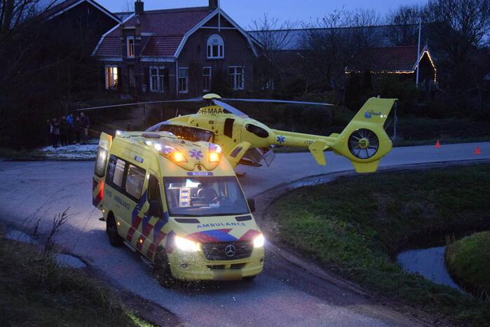 Persoon belandt onder paard na val en raakt zwaargewond
