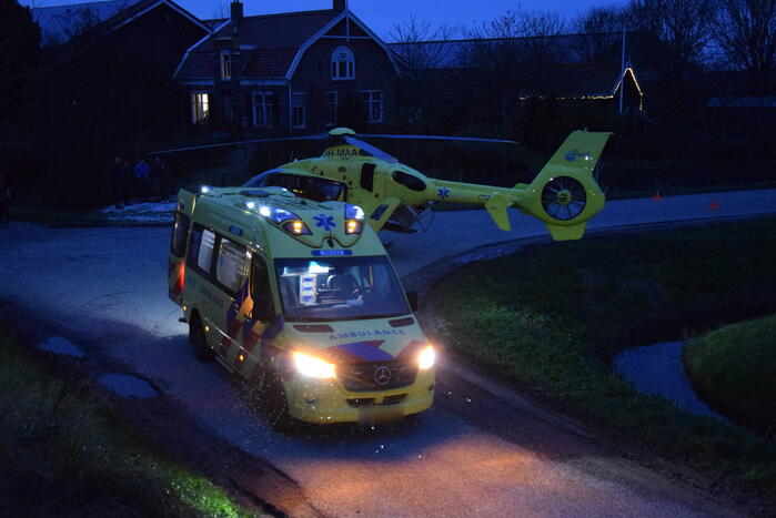 Persoon belandt onder paard na val en raakt zwaargewond