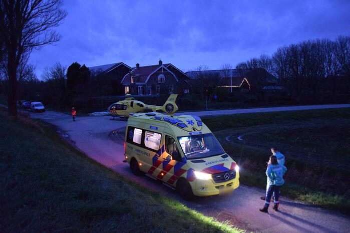 Persoon belandt onder paard na val en raakt zwaargewond