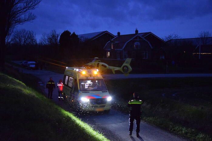 Persoon belandt onder paard na val en raakt zwaargewond