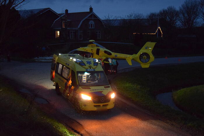 Persoon belandt onder paard na val en raakt zwaargewond