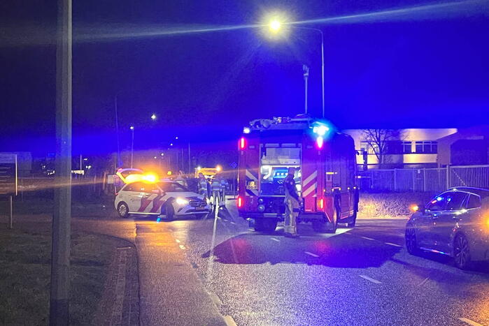 Auto op zijn zijkant na botsing met lantaarnpaal