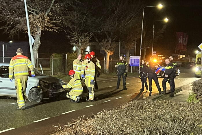 Auto op zijn zijkant na botsing met lantaarnpaal