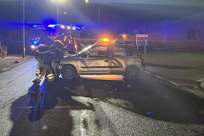 Auto op zijn zijkant na botsing met lantaarnpaal