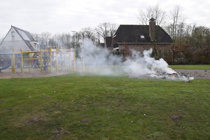 Vuurwerkresten in brand gestoken