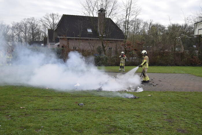Vuurwerkresten in brand gestoken